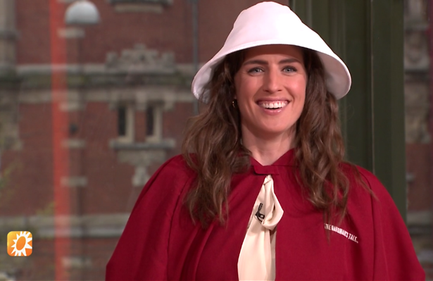 Marieke Elsinga als Handmaid achter de Boulevard-desk